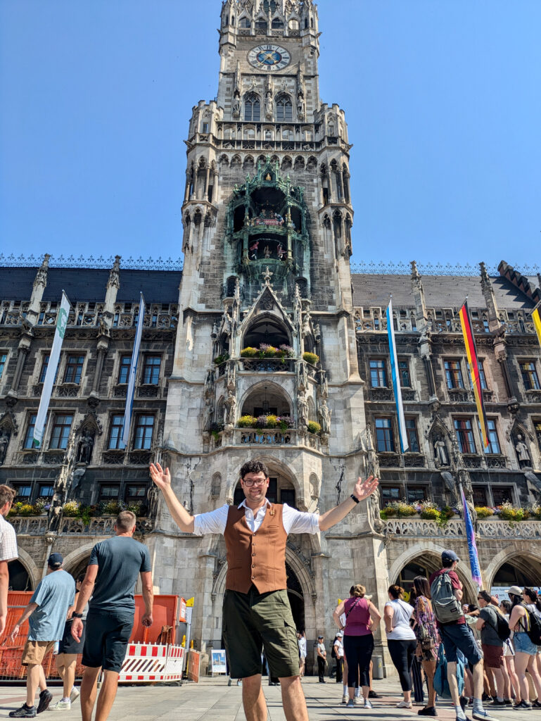 Richard is standing in front of a historic Munich building